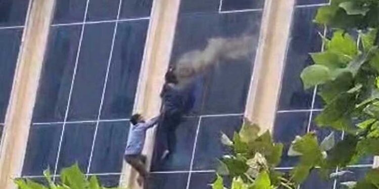 گریٹر نوئیڈا: گیلکسی پلازہ میں آتشزدگی سے کئی افراد جھلسے