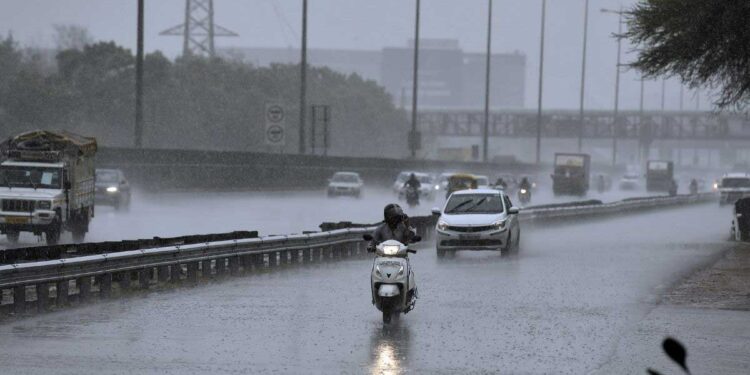 ملک کی کئی ریاستوں میں شدید بارش سے معمولات زندگی درہم برہم