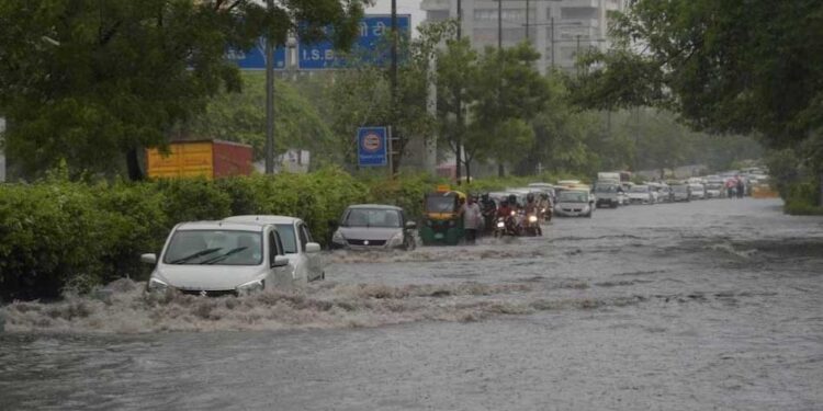 بارش سے دہلی میں موسم خوشگوار لیکن سڑکیں تالاب میں تبدیل