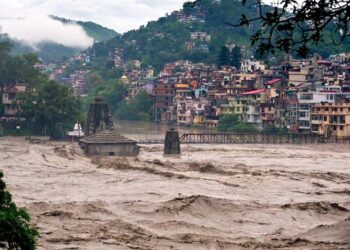 ہماچل میں موسلادھار بارش، پلک جھپکتے ہی ندی میں سما گئی عمارت