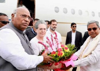 کھڑگے اور سونیا کا بنگلورو ایئرپورٹ پر شاندار استقبال