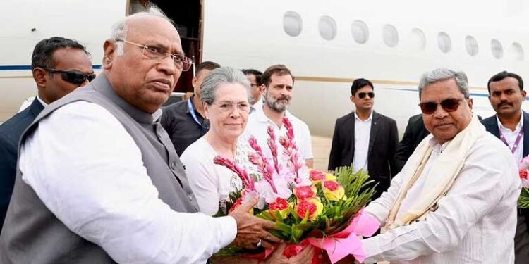 کھڑگے اور سونیا کا بنگلورو ایئرپورٹ پر شاندار استقبال