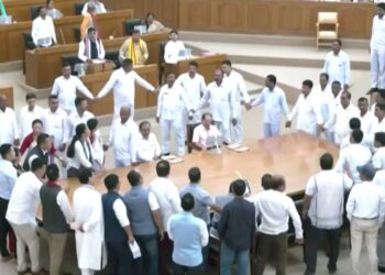 تریپورہ اسمبلی میں ہنگامہ، اراکین اسمبلی کے درمیان دھکا مکی