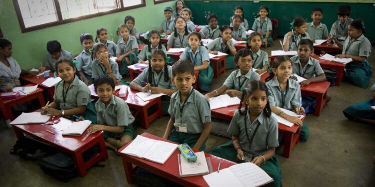 آل انڈیا ایجوکیشن کانفرنس کے پیش نظر یوپی کے اسکولوں میں نہیں ہوئی عاشورہ کی چھٹی