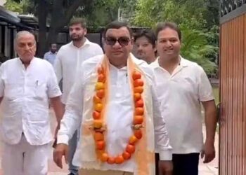 عام آدمی پارٹی رکن سشیل کمار گپتا   ٹماٹر کا ہار پہن کر راجیہ سبھا پہنچ گئے