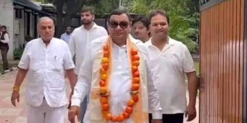 عام آدمی پارٹی رکن سشیل کمار گپتا   ٹماٹر کا ہار پہن کر راجیہ سبھا پہنچ گئے
