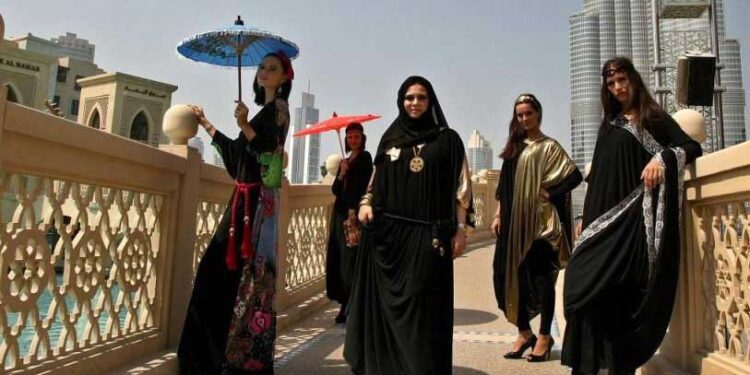 فرانس کےسرکاری اسکولوں میں اسکارف کے بعد عبایا پہننے پر پابندی