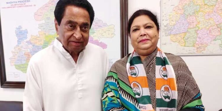 معروف شاعرہ انجم رہبر نے تھاما کانگریس کا ہاتھ