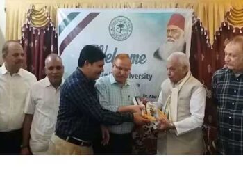 عارف محمد خان کے ہاتھوں ممتاز ادیب،صحافی و شاعر ڈاکٹر مہتاب عالم کی کتاب کے اجراء