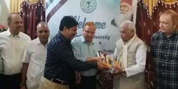 عارف محمد خان کے ہاتھوں ممتاز ادیب،صحافی و شاعر ڈاکٹر مہتاب عالم کی کتاب کے اجراء