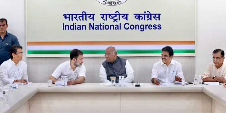 لوک سبھا انتخابات کی حکمت عملی مرتب کرنے کے لئے کانگریس کی میٹنگ