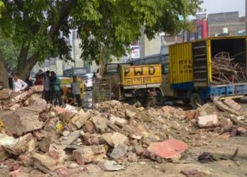 تجاوزات کے خلاف مہم میں دہلی میں مندر اور مزار کی دیوار منہدم