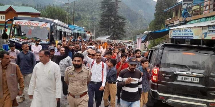 کلاس روم کے بورڈ پر مبینہ طور پر ’جے شری رام‘ لکھنے پر طالب علم کی پٹائی کے خلاف احتجاج