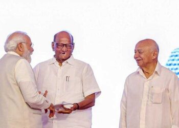 لوکمانیہ تلک قومی ایوارڈ تقریب میں شرپوار اورسشیل کمار شندےکی مودی سے ملاقات