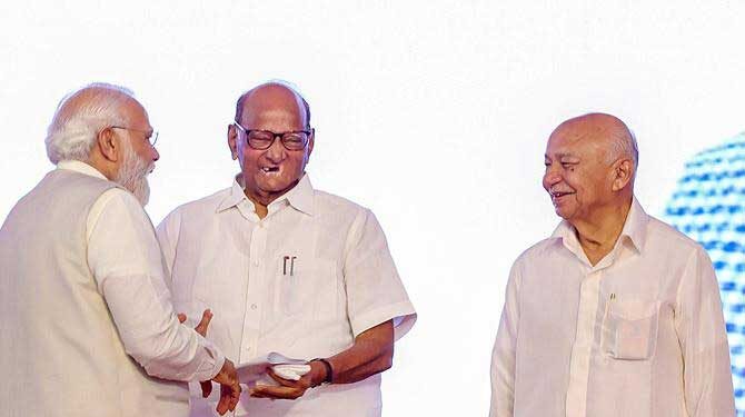 لوکمانیہ تلک قومی ایوارڈ تقریب میں شرپوار اورسشیل کمار شندےکی مودی سے ملاقات