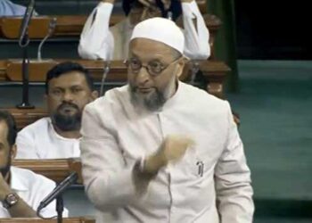 کرسی ہے تمہاری یہ جنازہ تو نہیں ہے  ،  کچھ کر نہیں سکتے تو اتر کیوں نہیں جاتے