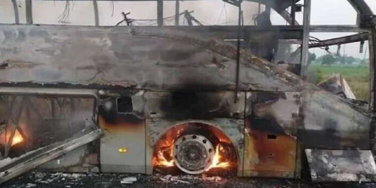 پاکستان میں اندوہناک سڑک حادثہ میں 20افرادجھلس کر جاں بحق