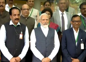 وزیر اعظم نریندر مودی اسروکے سائنسدانوں سے ملے