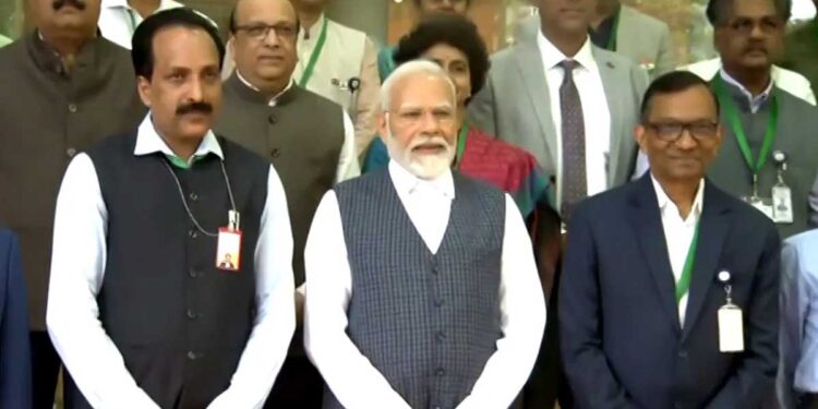 وزیر اعظم نریندر مودی اسروکے سائنسدانوں سے ملے