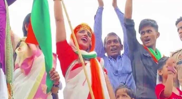 غیر قانونی طریقےسے ہندوستان پہونچی سیما حیدرنے لہرایا ترنگا جھنڈا