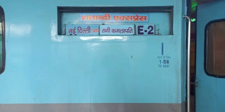 سیتھولی۔ سندل پور کے درمیان شتابدی ایکسپریس پر پتھراؤ