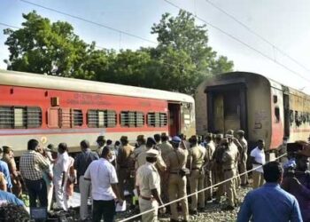 ٹرین میں آگ لگنے سے 10 ہلاک،20زخمی