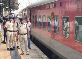 کوئی کام کی تلاش میں ممبئی جارہاتھا ،کوئی اجمیر سے واپس آرہاتھا