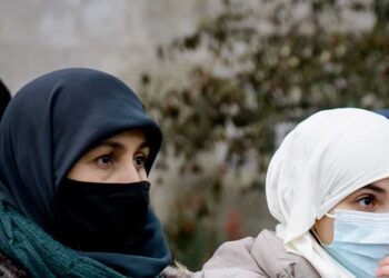 میرے عبایا کو مت چھونا: لباس کا انتخاب کرنا آپ کا کام نہیں