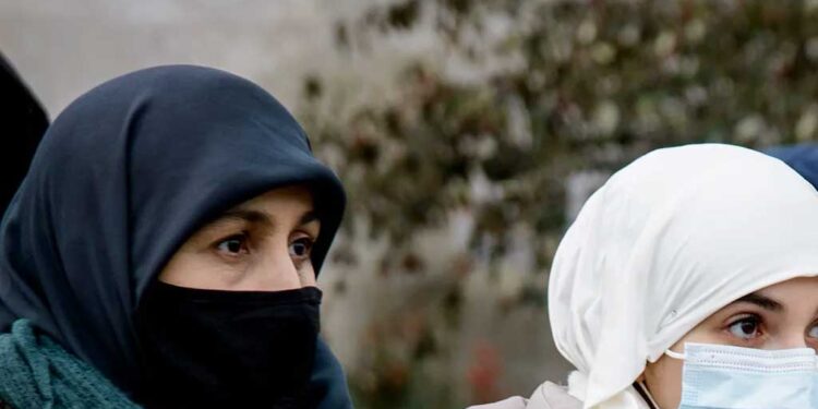 میرے عبایا کو مت چھونا: لباس کا انتخاب کرنا آپ کا کام نہیں