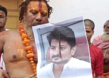 ایودھیا کے سنت پرمہنس آچاریہ کی جانب سےادھیانیدھی اسٹالن کا علامتی طور پر سر قلم