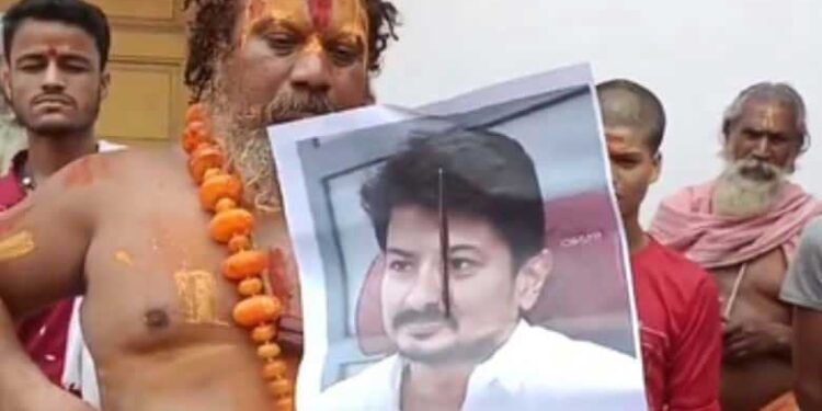 ایودھیا کے سنت پرمہنس آچاریہ کی جانب سےادھیانیدھی اسٹالن کا علامتی طور پر سر قلم