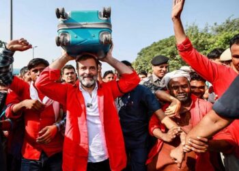 دہلی میں راہل گاندھی قلیوں سے ملے