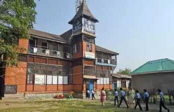 سری نگر میں 33سال سے بنداسکول کھل گیا