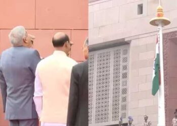 پارلیمنٹ کی نئی عمارت میں نائب صدر جمہوریہ جگدیپ دھنکڑنے قومی پرچم لہرایا