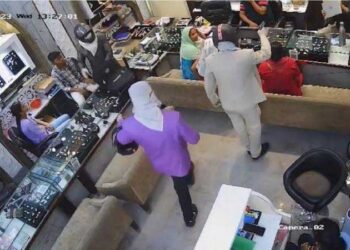 دہلی میں جویلری شوروم سےدن دہاڑے 30 لاکھ روپے کے زیورات کی لُوٹ