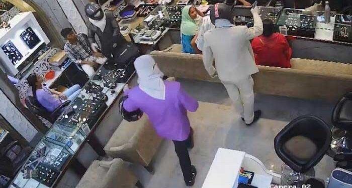 دہلی میں جویلری شوروم سےدن دہاڑے 30 لاکھ روپے کے زیورات کی لُوٹ