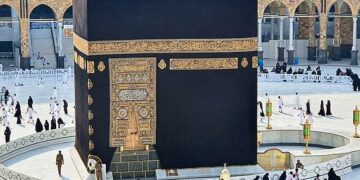 عمرہ کے دوران خواتین کیلئے لباس سے منسلک شرطوں کی پابندی ضروری