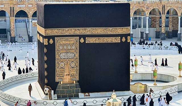 عمرہ کے دوران خواتین کیلئے لباس سے منسلک شرطوں کی پابندی ضروری