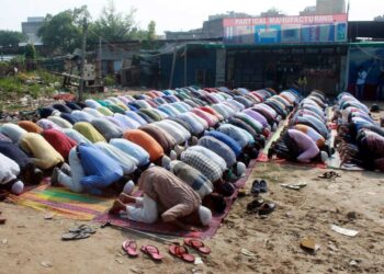 سڑک پر نماز ادا کرنے پر 57افراد کے خلاف مقدمہ درج