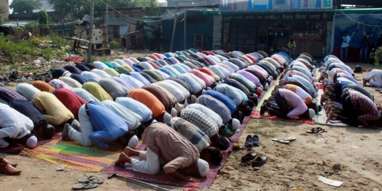 سڑک پر نماز ادا کرنے پر 57افراد کے خلاف مقدمہ درج