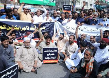 پاکستان میں پٹرول اور ڈیزل کی قیمت 300 روپے فی لیٹر سے تجاوز