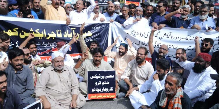 پاکستان میں پٹرول اور ڈیزل کی قیمت 300 روپے فی لیٹر سے تجاوز