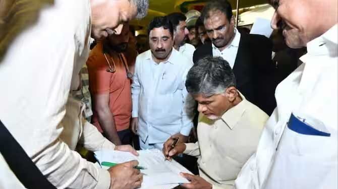 نائیڈو کی گرفتاری کے خلا ف آندھرا میں ٹی ڈی پی کارکنان سڑک پر اترے