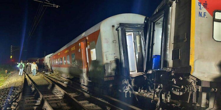 نارتھ ایسٹ ایکسپریس بہارمیں حادثہ کا شکار۔6 ہلاک، 100 زخمی