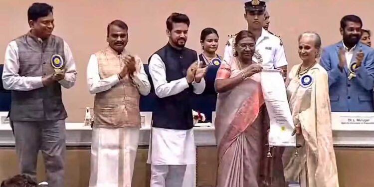 معروف اداکارہ وحیدہ رحمن کو ’دادا صاحب پھالکے ایوارڈ‘ سے سرفراز