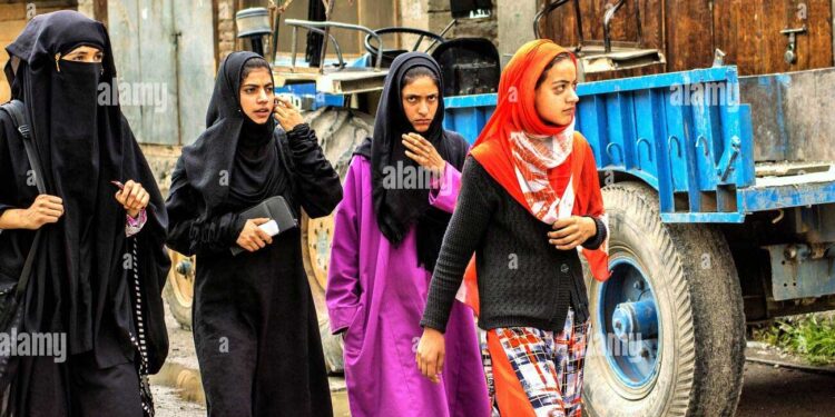 طالبہ کا حجاب پھاڑنے والی ٹیچر کے خلاف مقدمہ درج