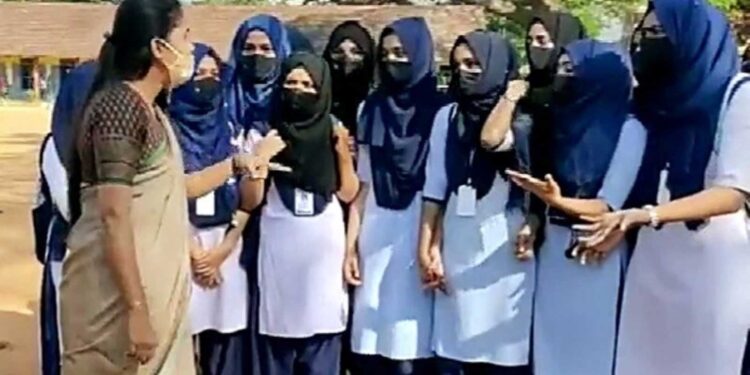 کرناٹک میں طالبات کو حجاب پہن کرامتحان دینےکی اجازت حاصل