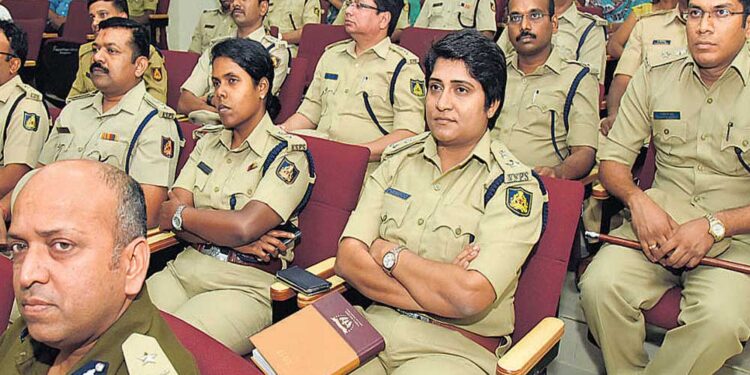 مسجد کے سامنے پوجا کی اجازت دینے پر تین پولیس اہلکار معطل