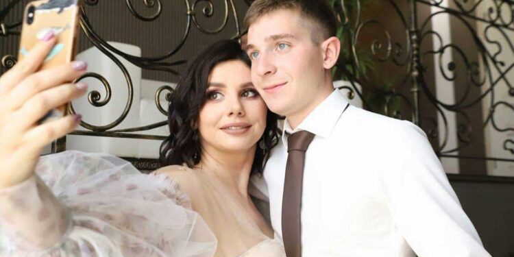 سوتیلے بیٹے کی نیلی آنکھوں پر ماں فدا،شادی کر دوبچے بھی پیدا کر لئے