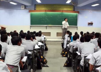 والدین کی توقعات کا بوچھ بچوں کو اپنی جان لینے پر مجبور کر رہا ہے۔سپریم کورٹ